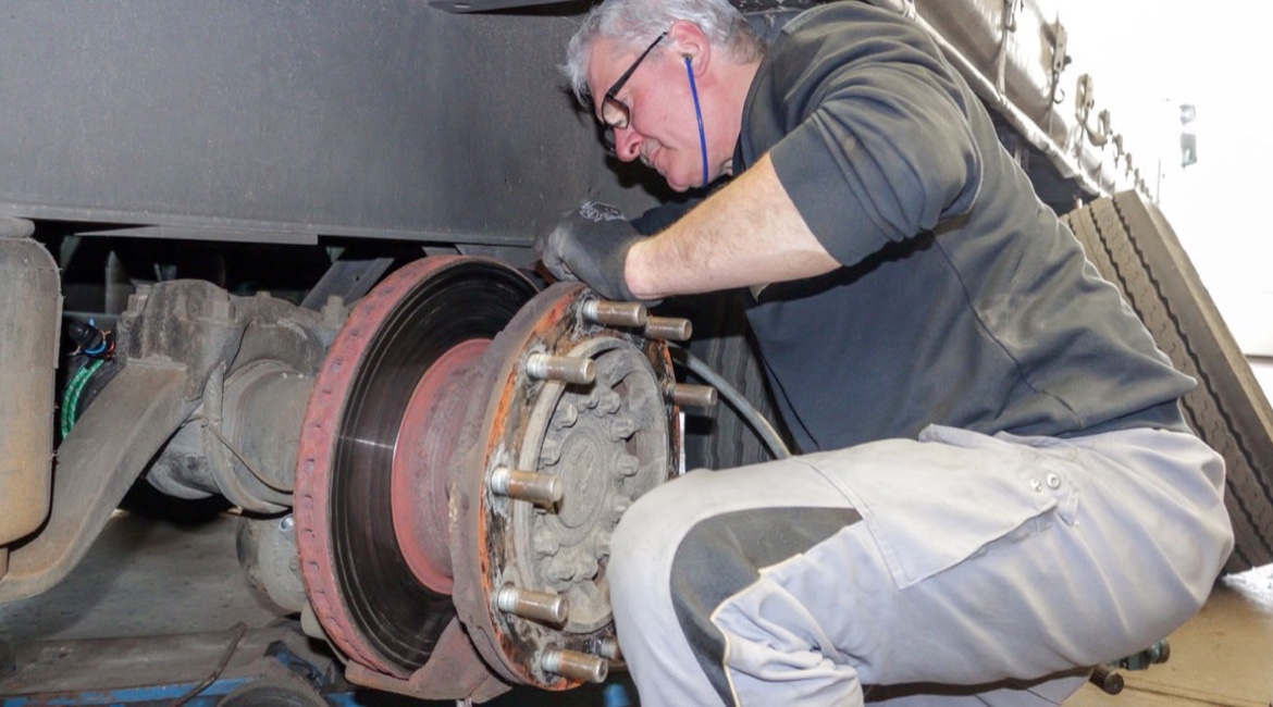 Reparatur von Bremsbelägen und Bremsschreiben für LKW in Soltau