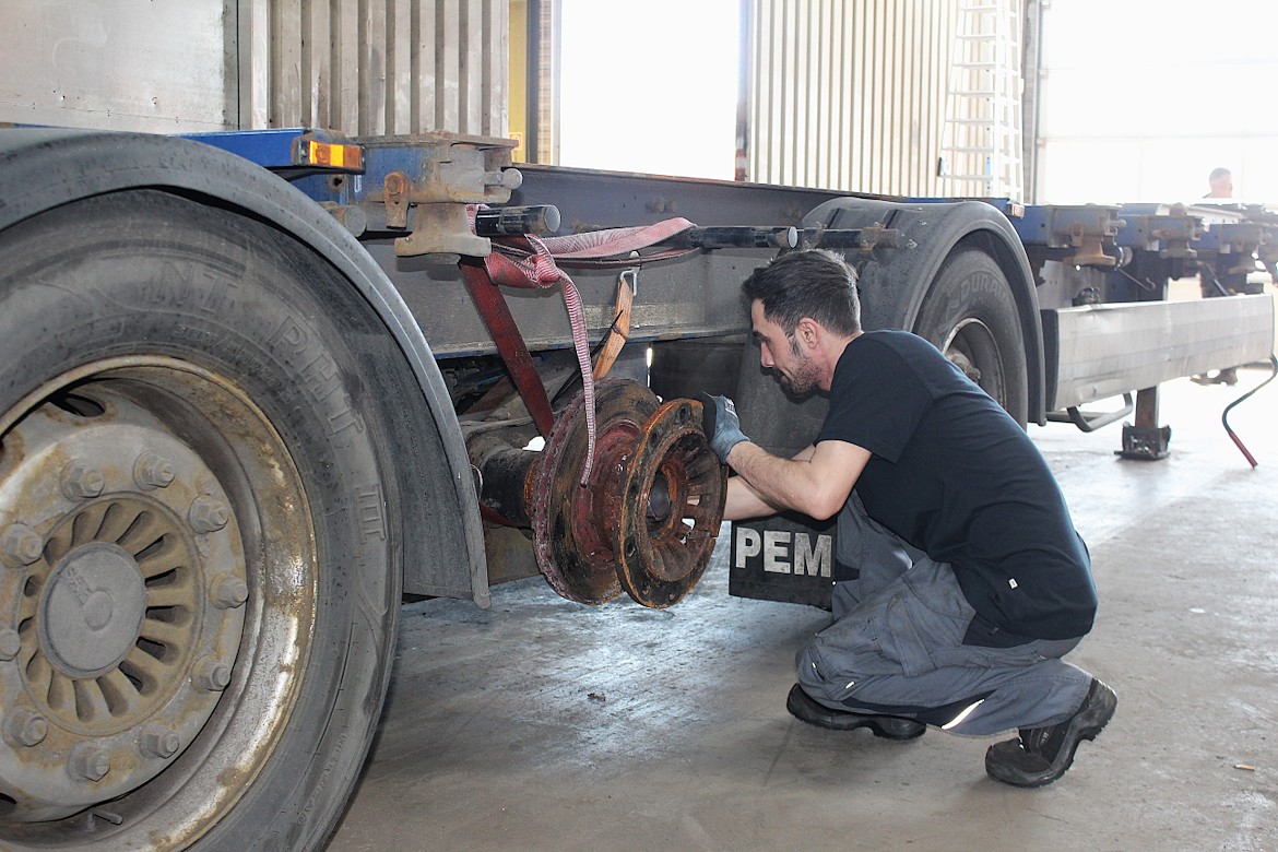 Reparatur von Bremsbel&auml;gen und Bremsschreiben f&uuml;r LKW in Soltau