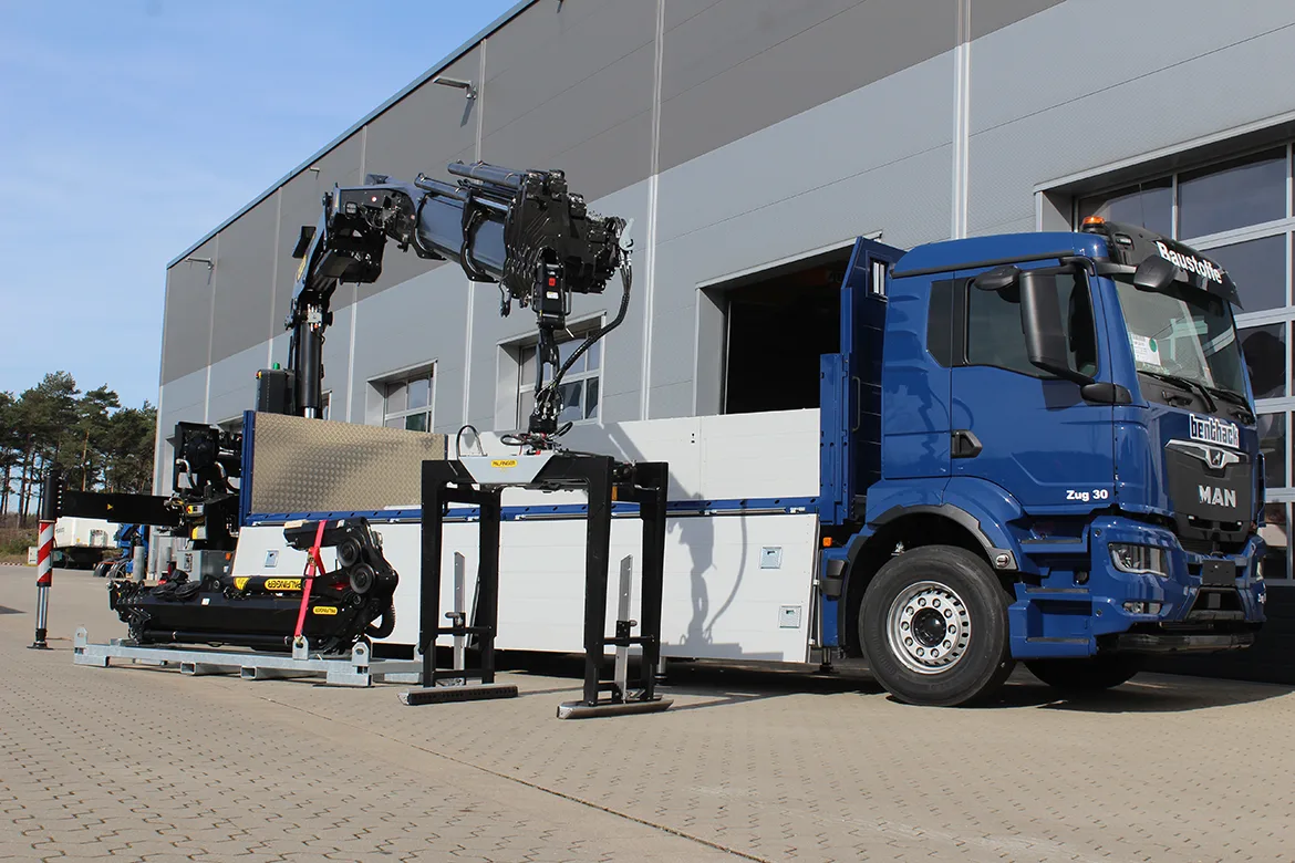 Fahrzeugbau: LKW mit Pritsche und Palfinger-Kran
