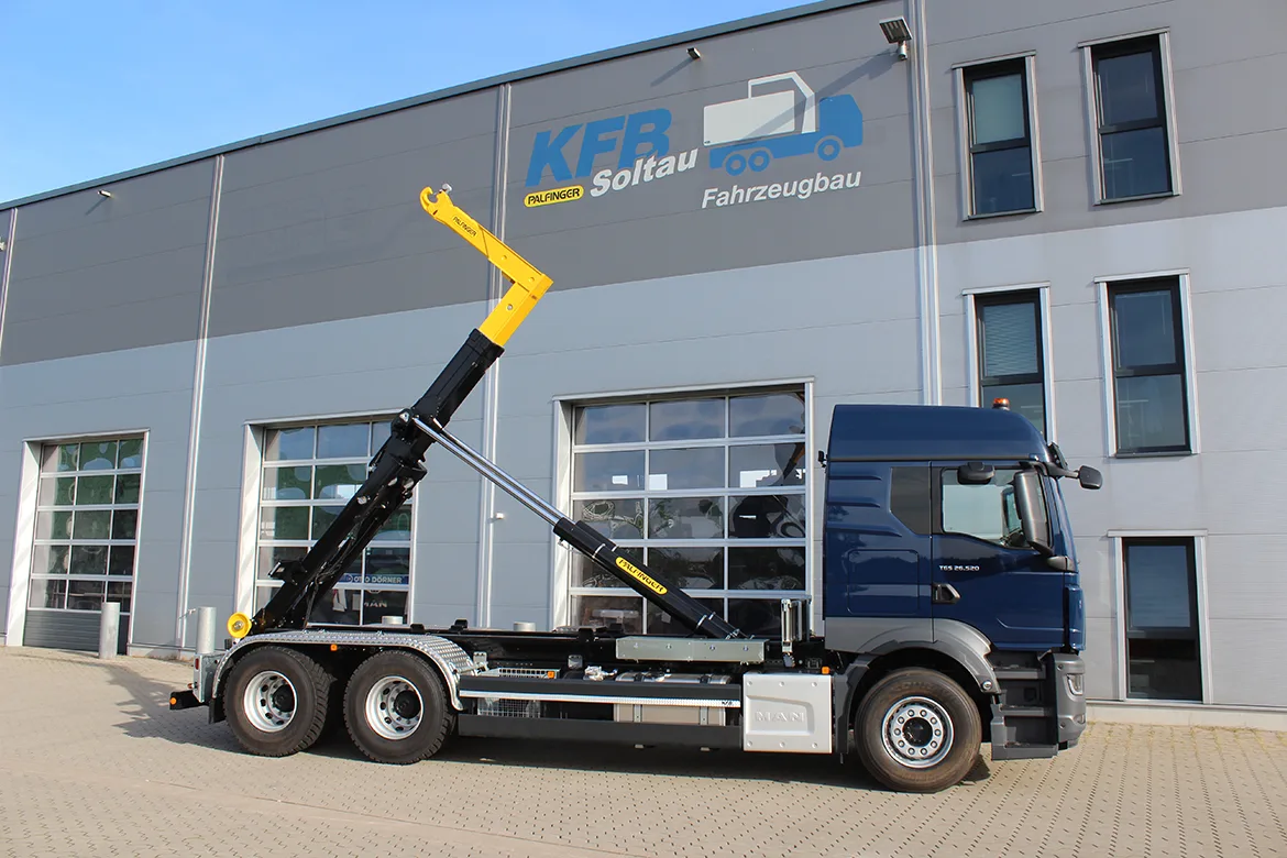Fahrzeugbau: LKW mit Abrollkipper